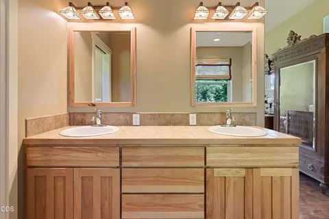 Bath - 63330 South Rd, Bend, OR 97703 photo 4 of 6