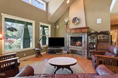 Living - 63330 South Rd, Bend, OR 97703 photo 2 of 4