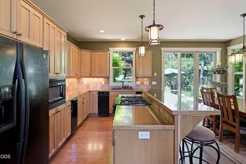 Kitchen - 63330 South Rd, Bend, OR 97703 photo 2 of 4
