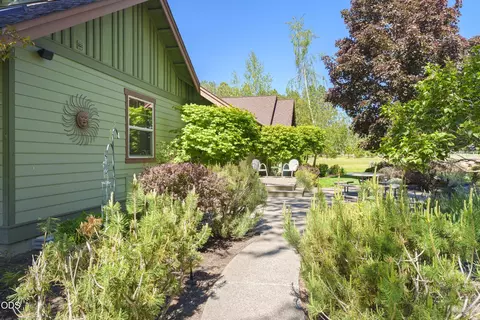 Exterior - 63330 South Rd, Bend, OR 97703 photo 7 of 14