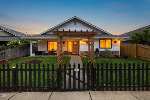 127 SW Vicki Ln, Grants Pass, OR 97526