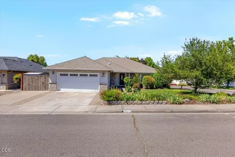 3511 Blue Blossom Dr, Medford, OR 97504