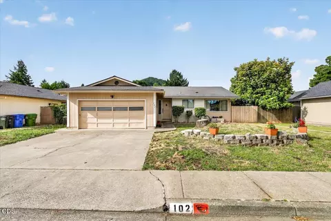 102 Hickory Dr, Rogue River, OR 97537