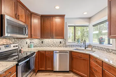 Kitchen - 16101 Park Dr, La Pine, OR 97739 photo 2 of 4