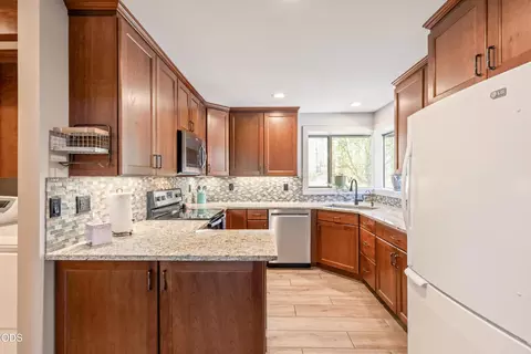 Kitchen - 16101 Park Dr, La Pine, OR 97739 photo 1 of 4