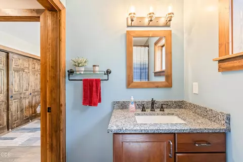 Bath - 16101 Park Dr, La Pine, OR 97739 photo 1 of 2