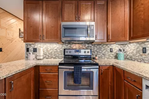 Kitchen - 16101 Park Dr, La Pine, OR 97739 photo 4 of 4