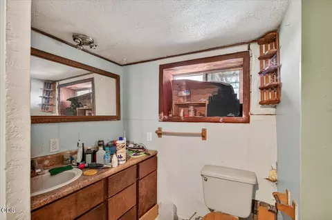 Bath - 1745 E Gregory, Central Point, OR 97502 photo 2 of 2