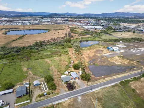View/Area - 1745 E Gregory, Central Point, OR 97502 photo 2 of 7
