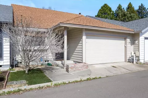 667 Golden Ln, Medford, OR 97504
