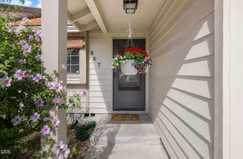 667 Golden Ln, Medford, OR 97504