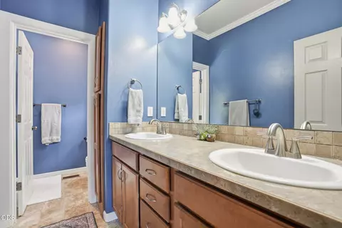 Bath - 3279 NE Jonahs Ct, Bend, OR 97701 photo 1 of 2