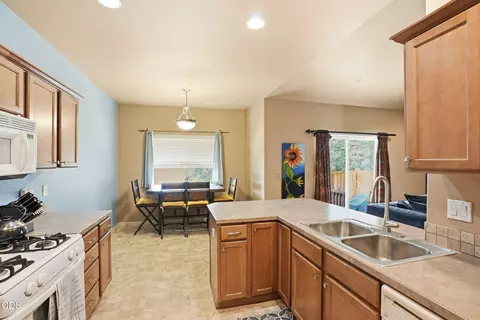 Kitchen - 3279 NE Jonahs Ct, Bend, OR 97701 photo 3 of 3
