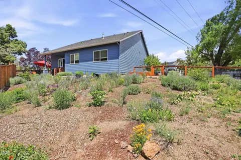 Exterior - 3279 NE Jonahs Ct, Bend, OR 97701 photo 3 of 7