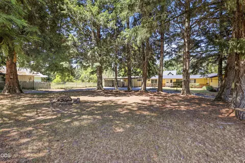 1980 Mccarter Ln, Grants Pass, OR 97527