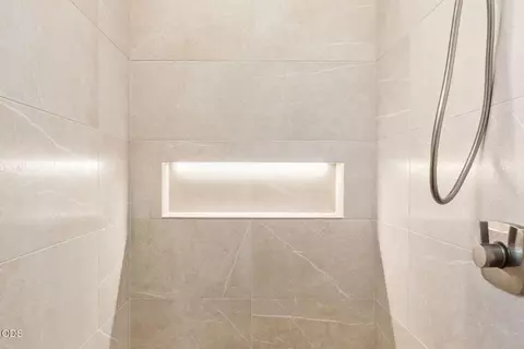 Bath - 61317 Bonneville Loop, Bend, OR 97702 photo 2 of 5