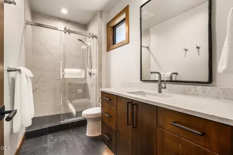 Bath - 61317 Bonneville Loop, Bend, OR 97702 photo 4 of 5