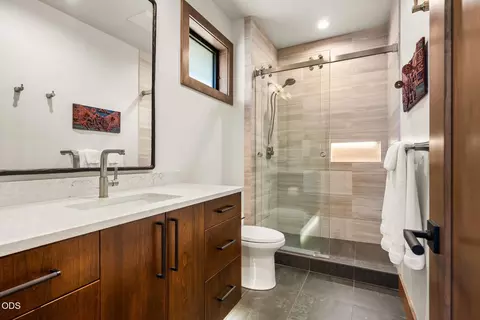 Bath - 61317 Bonneville Loop, Bend, OR 97702 photo 3 of 5