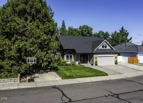861 Mendolia Way, Central Point, OR 97502
