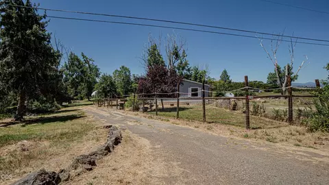 1245 Davanna Dr, Eagle Point, OR 97524 photo 2
