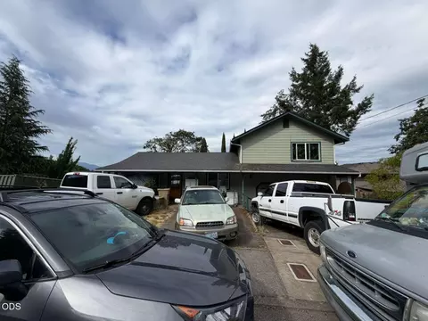 1740 NE Beverly Dr, Grants Pass, OR 97526