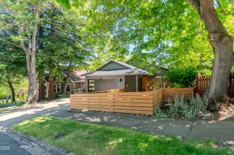 120 Nob Hill St, Ashland, OR 97520