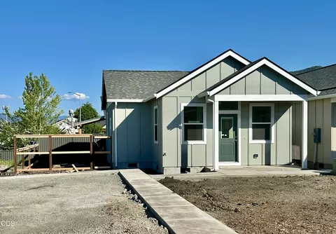 210 Gangnes Dr, Talent, OR 97540