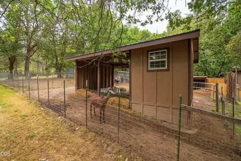 Exterior - 5003 Rogue Riv, Eagle Point, OR 97524 photo 16 of 18