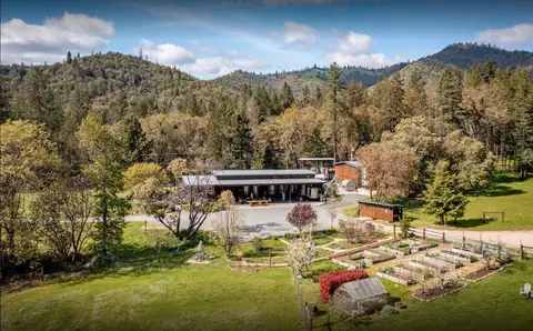 818 Slagle Creek Rd, Grants Pass, OR 97527
