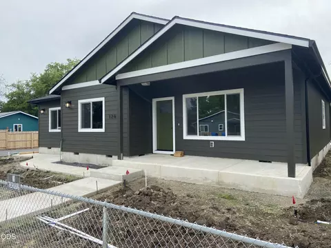 126 Lorraine Ave, Eagle Point, OR 97524