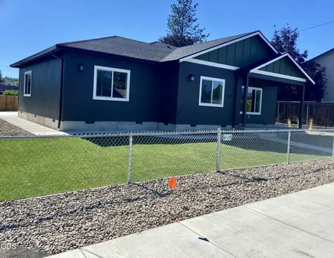 126 Lorraine Ave, Eagle Point, OR 97524