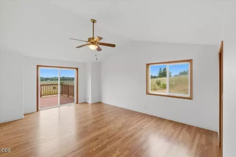 Living - 38289 S Ruby Loop, Scio, OR 97374 photo 5 of 5