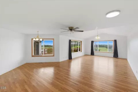 Living - 38289 S Ruby Loop, Scio, OR 97374 photo 2 of 5