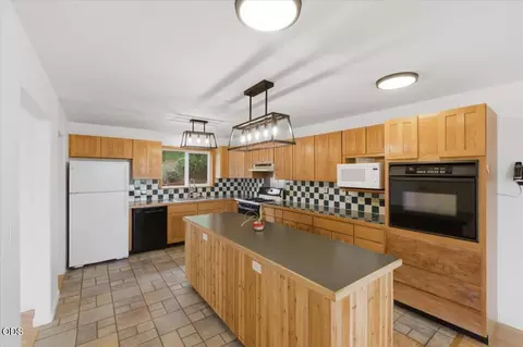 Kitchen - 38289 S Ruby Loop, Scio, OR 97374 photo 2 of 2