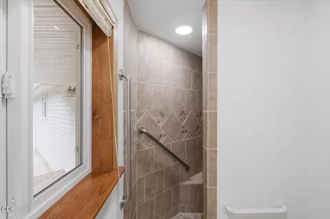 Bath - 38289 S Ruby Loop, Scio, OR 97374 photo 2 of 3