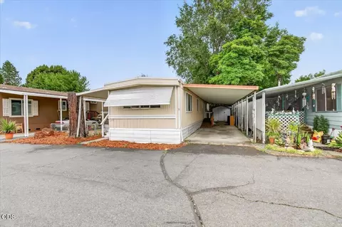 306 Sandlewood Dr, Grants Pass, OR 97526