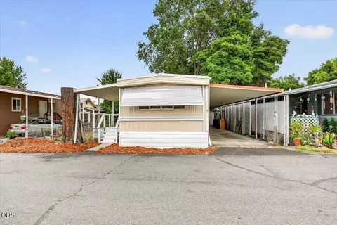 306 Sandlewood Dr, Grants Pass, OR 97526
