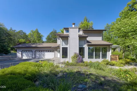 235 Glenoak Ln, Grants Pass, OR 97526