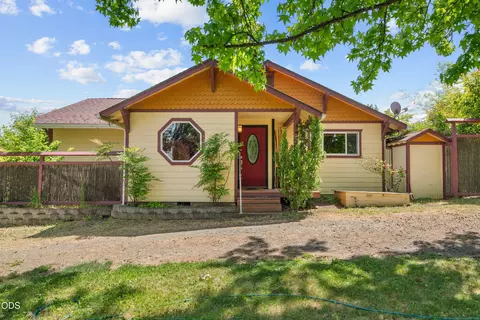 255 Carmen Rd, Talent, OR 97540
