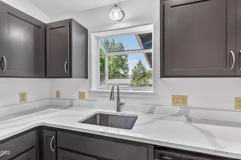 Kitchen - 502 S B St, Phoenix, OR 97535 photo 3 of 3