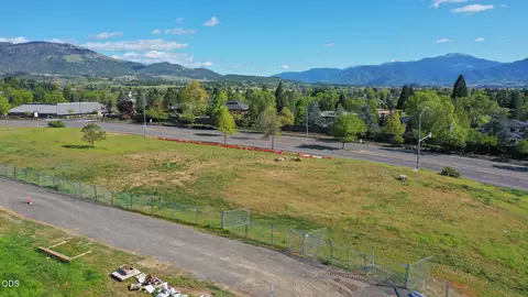 3256 Hillcrest Rd, Medford, OR 97504