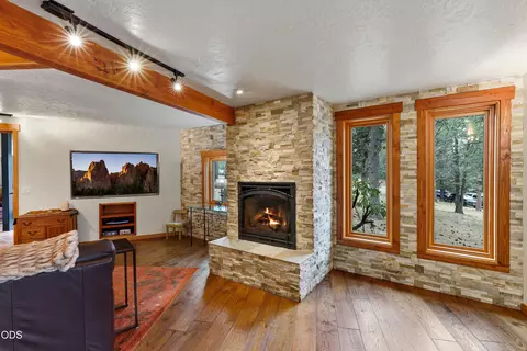 Living - 63220 Johnson Rd, Bend, OR 97703 photo 2 of 5