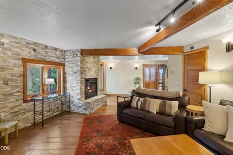 Living - 63220 Johnson Rd, Bend, OR 97703 photo 4 of 5