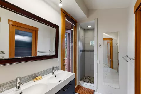Bath - 63220 Johnson Rd, Bend, OR 97703 photo 5 of 5
