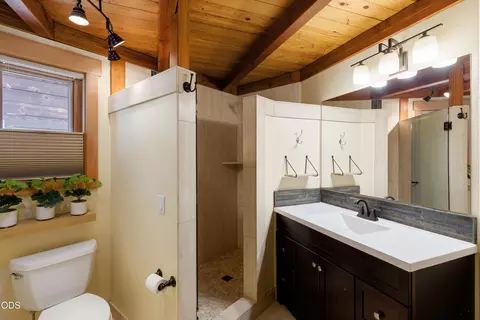 Bath - 63220 Johnson Rd, Bend, OR 97703 photo 4 of 5