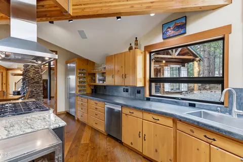 Kitchen - 63220 Johnson Rd, Bend, OR 97703 photo 5 of 8