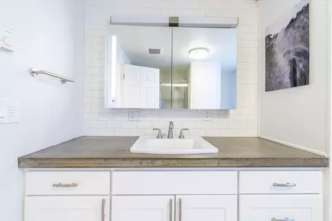 Bath - 1382 NE Drost Dr, Bend, OR 97701 photo 4 of 4