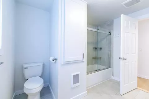 Bath - 1382 NE Drost Dr, Bend, OR 97701 photo 2 of 4