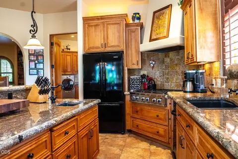 Kitchen - 445 Quail Run, Eagle Point, OR 97524 photo 3 of 12