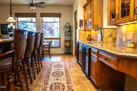 Kitchen - 445 Quail Run, Eagle Point, OR 97524 photo 4 of 12